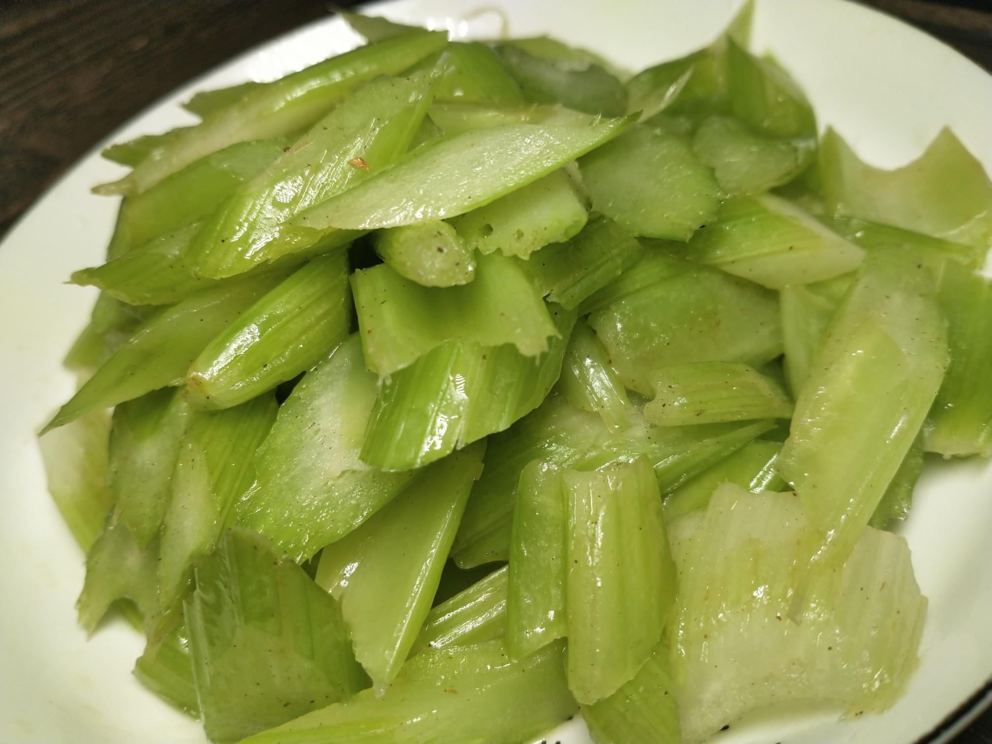 素炒西芹的做法-家常味炒菜譜-易網健康養生網 素炒西芹的做法-家常味炒菜譜