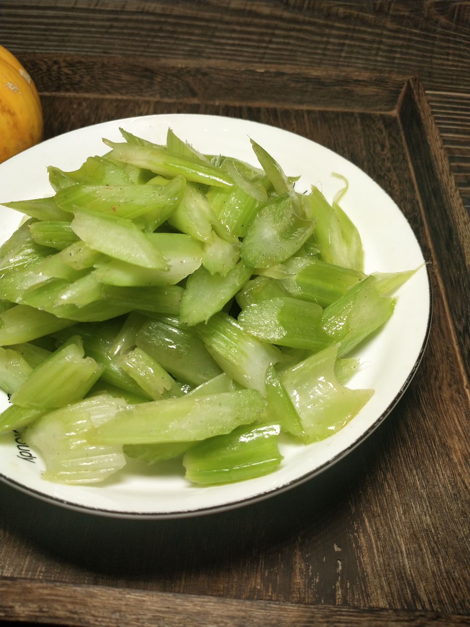 素炒西芹的做法-家常味炒菜譜-易網健康養生網 素炒西芹的做法-家常味炒菜譜