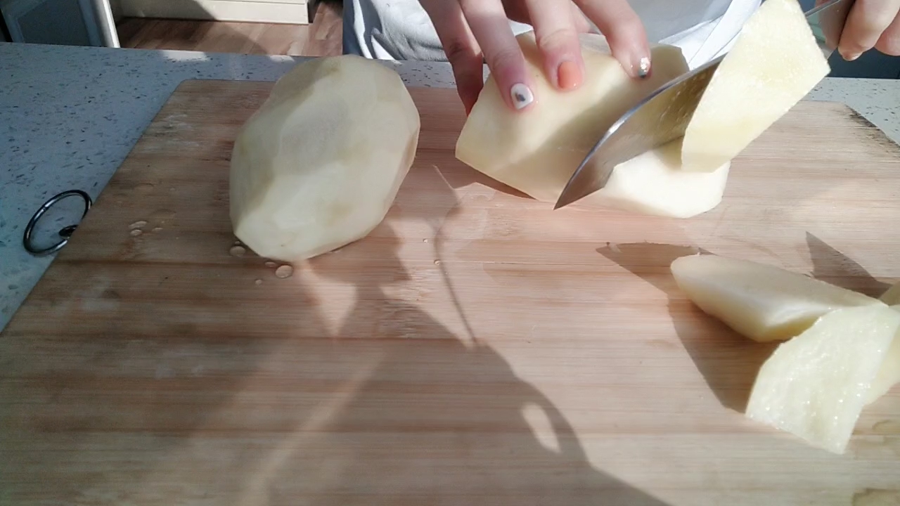 孜然土豆塊的做法-家常味炒菜譜-易網<a href=http://www.xllyou.com/ target=_blank class=infotextkey>健康養生</a>網 孜然土豆塊的做法-家常味炒菜譜