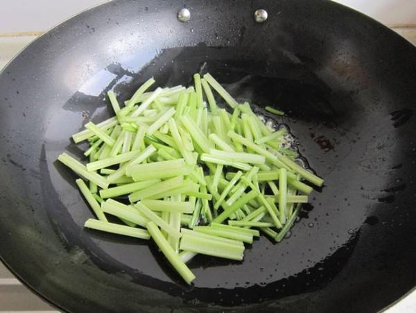 毛芹菜炒鹵豬耳朵的做法-家常味炒菜譜-易網健康養生網 毛芹菜炒鹵豬耳朵的做法-家常味炒菜譜