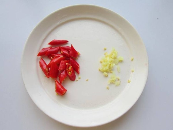 毛芹菜炒鹵豬耳朵的做法-家常味炒菜譜-易網健康養生網 毛芹菜炒鹵豬耳朵的做法-家常味炒菜譜