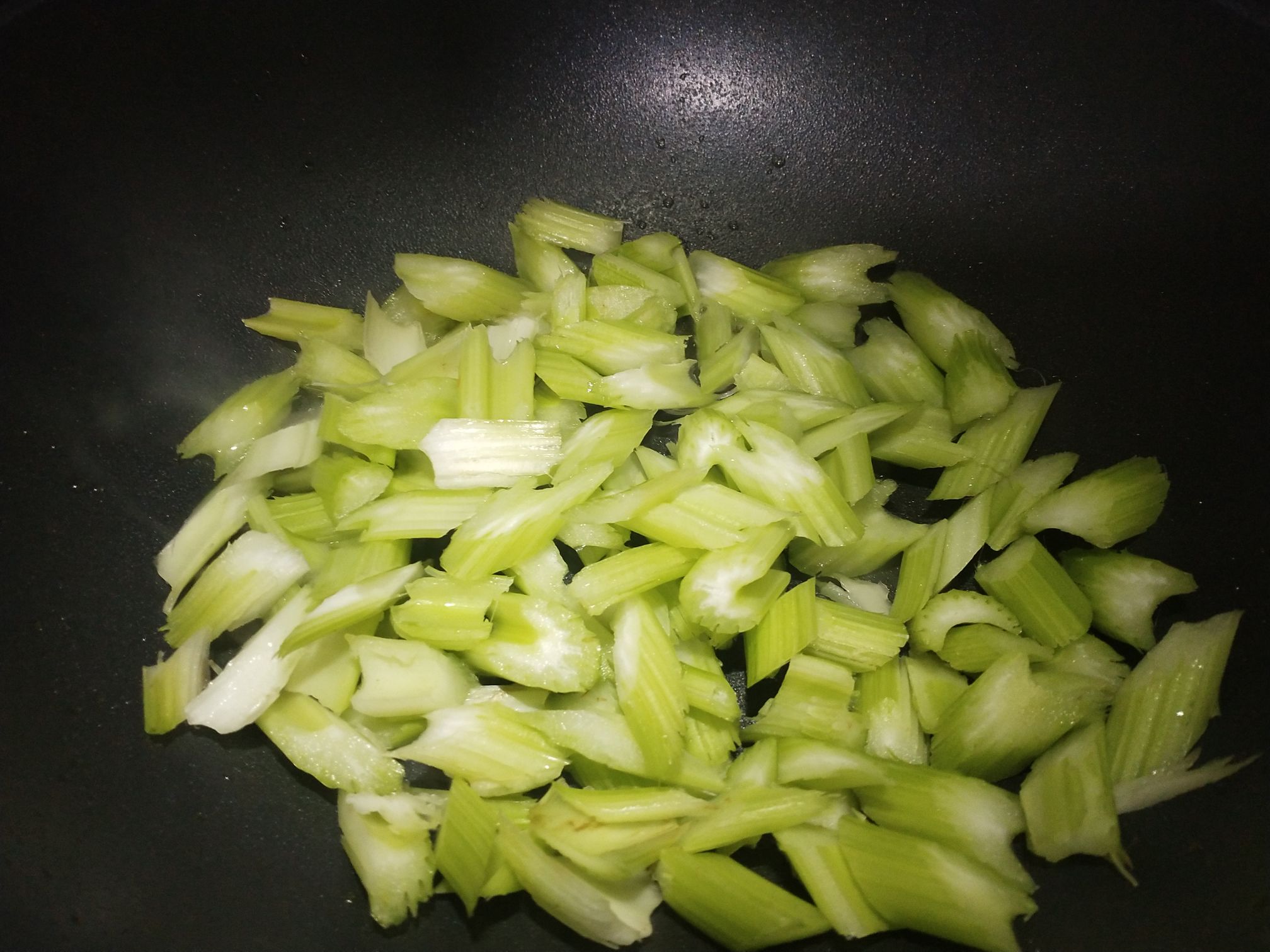 素炒西芹的做法-家常味炒菜譜-易網健康養生網 素炒西芹的做法-家常味炒菜譜