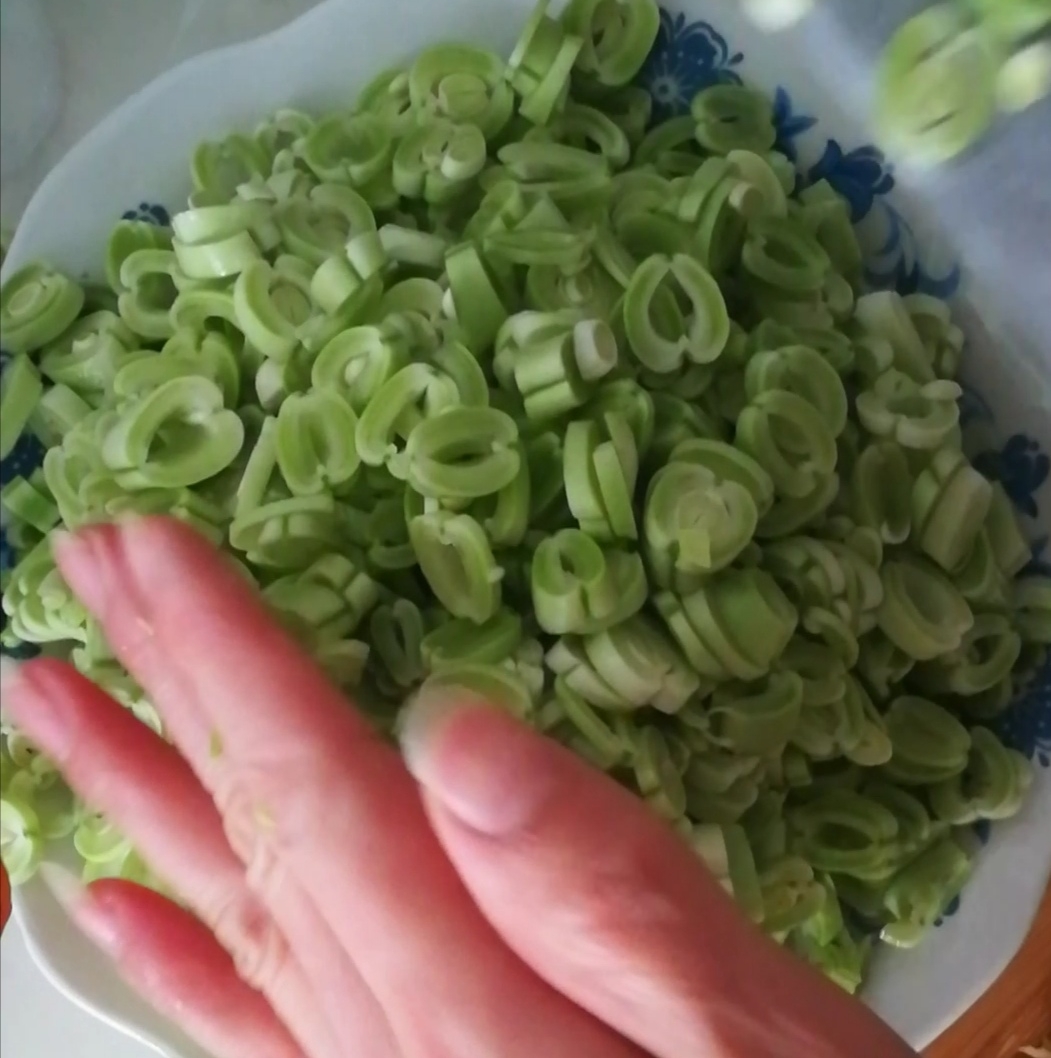 老干媽炒豆角的做法-香辣味炒菜譜-易網<a href=http://www.xllyou.com/ target=_blank class=infotextkey>健康養生</a>網 老干媽炒豆角的做法-香辣味炒菜譜