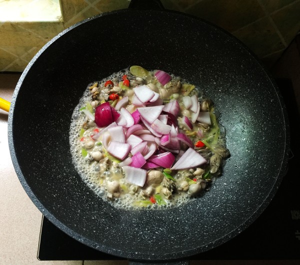 洋蔥生蠔的做法-咸鮮味炒菜譜-易網(wǎng)健康養(yǎng)生網(wǎng) 洋蔥生蠔的做法-咸鮮味炒菜譜