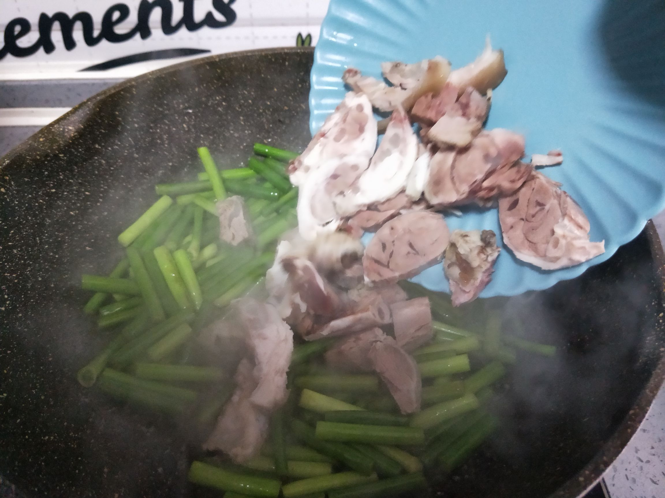 白肉炒蒜苔的做法-家常味炒菜譜-易網(wǎng)健康養(yǎng)生網(wǎng) 白肉炒蒜苔的做法-家常味炒菜譜