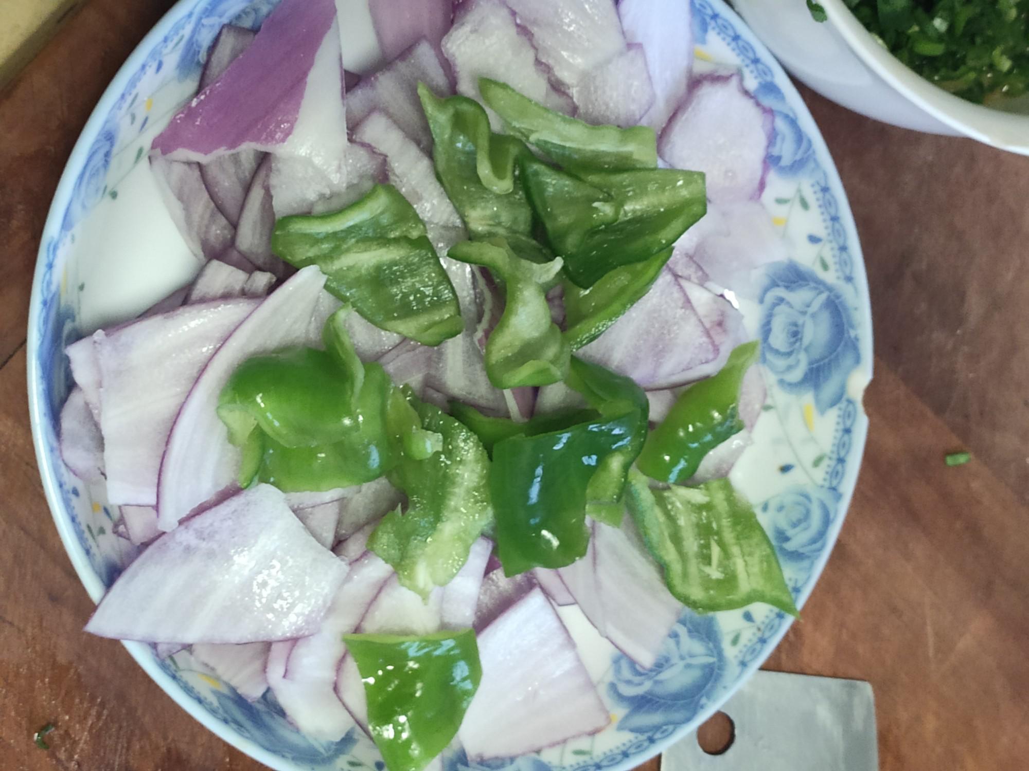 洋蔥青椒炒肉的做法-咸鮮味炒菜譜-易網健康養生網 洋蔥青椒炒肉的做法-咸鮮味炒菜譜