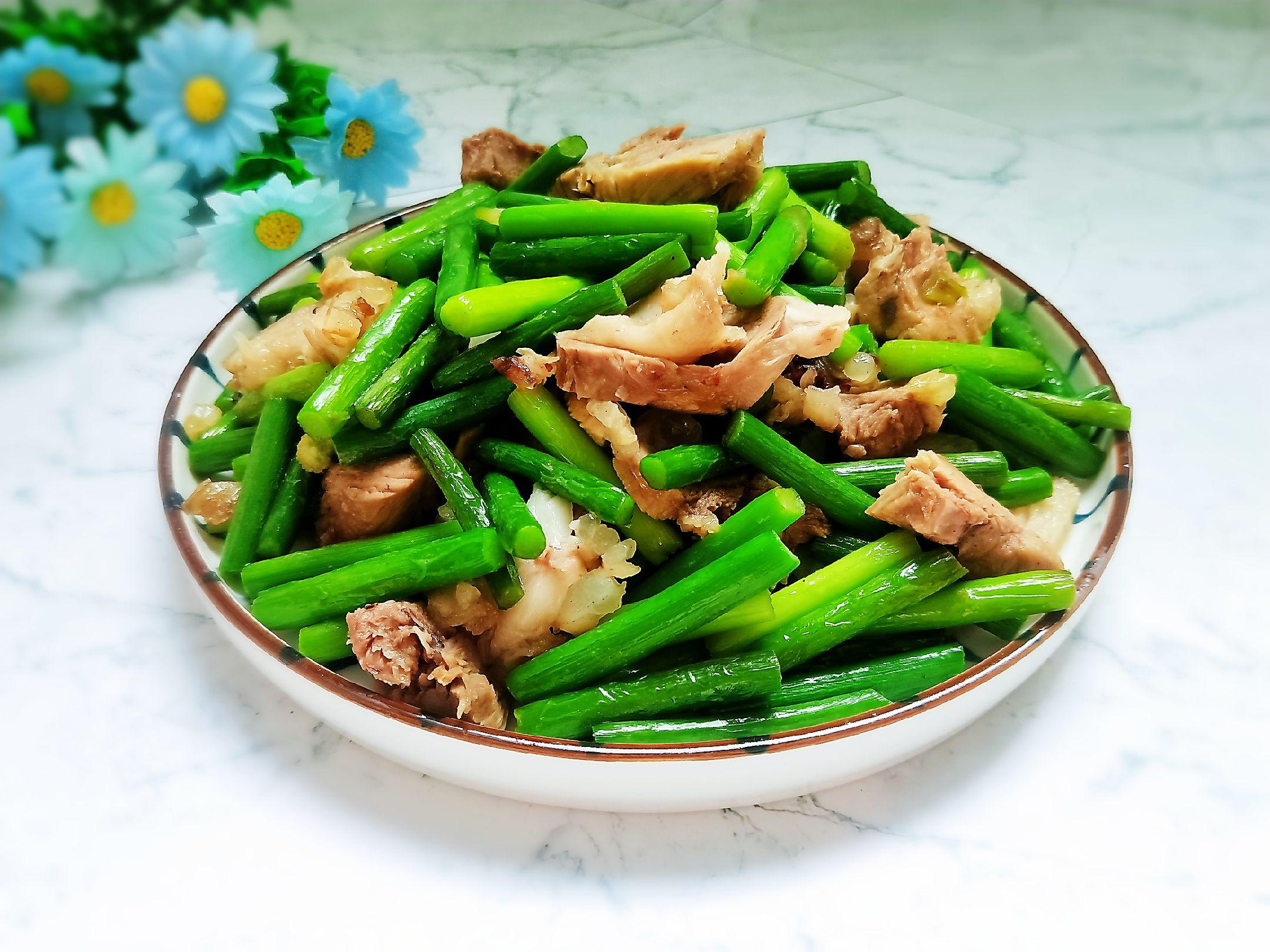 白肉炒蒜苔的做法-家常味炒菜譜-易網(wǎng)健康養(yǎng)生網(wǎng) 白肉炒蒜苔的做法-家常味炒菜譜