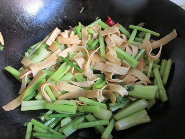 芹菜炒豆皮的做法-家常味炒菜譜