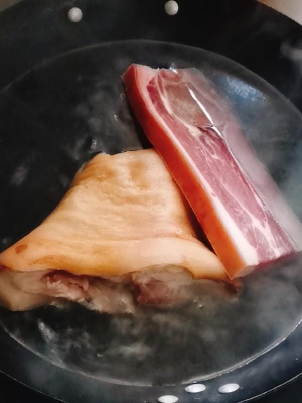 紅樓夢之火腿燉肘子的做法-咸鮮味燉菜譜-易網<a href=http://www.xllyou.com/ target=_blank class=infotextkey>健康養生</a>網 紅樓夢之火腿燉肘子的做法-咸鮮味燉菜譜