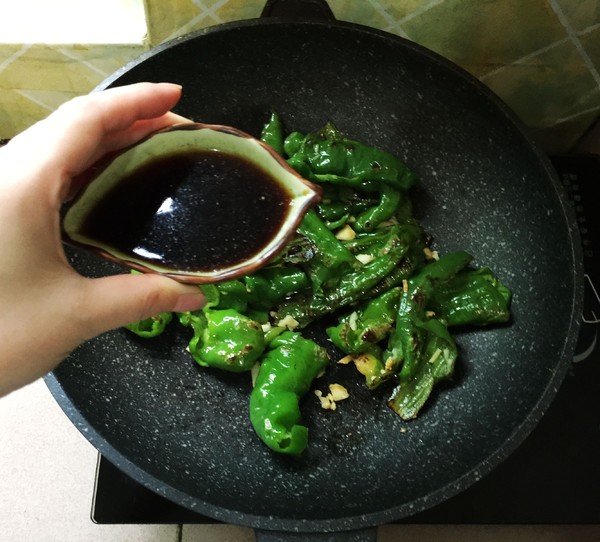 虎皮青椒的做法-酸辣味炒菜譜-易網(wǎng)健康養(yǎng)生網(wǎng) 虎皮青椒的做法-酸辣味炒菜譜