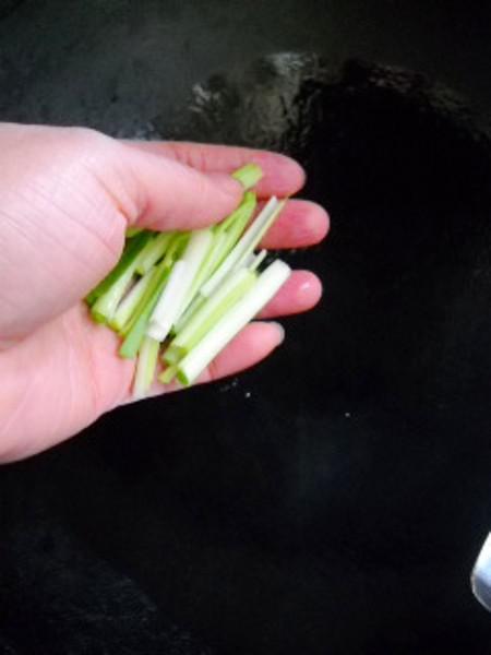 臘肉皮燉胡蘿卜的做法-咸鮮味燉菜譜