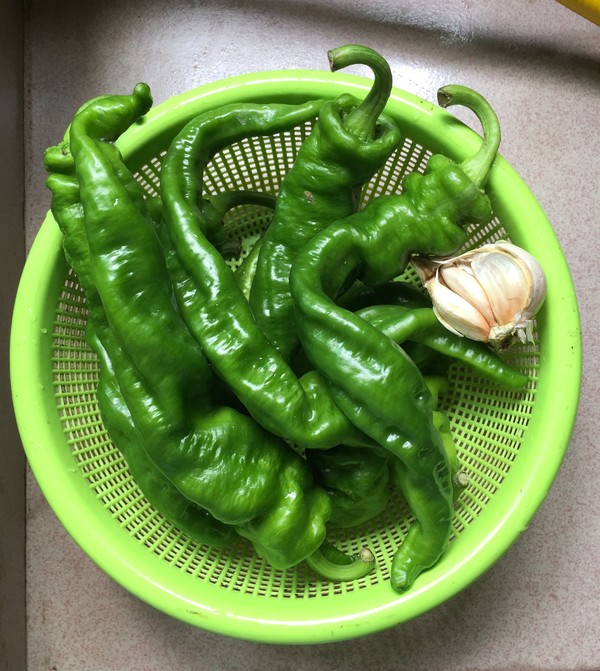 虎皮青椒的做法-酸辣味炒菜譜-易網(wǎng)<a href=http://www.xllyou.com/ target=_blank class=infotextkey>健康養(yǎng)生</a>網(wǎng) 虎皮青椒的做法-酸辣味炒菜譜