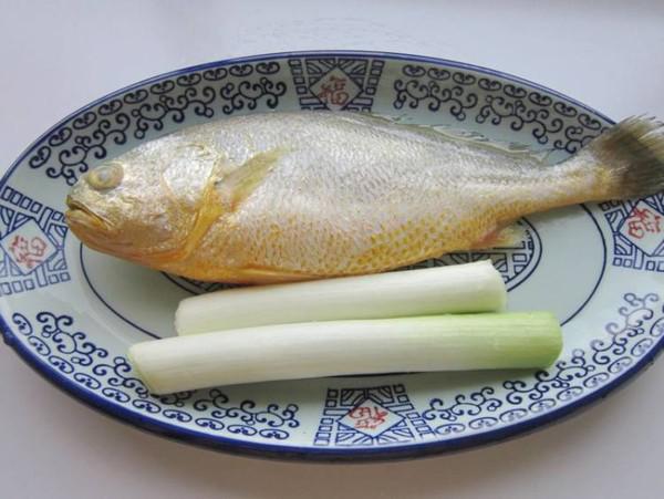 蔥油黃花魚的做法-家常味蒸菜譜-易網<a href=http://www.xllyou.com/ target=_blank class=infotextkey>健康養生</a>網 蔥油黃花魚的做法-家常味蒸菜譜