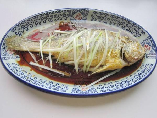 蔥油黃花魚的做法-家常味蒸菜譜-易網健康養生網 蔥油黃花魚的做法-家常味蒸菜譜