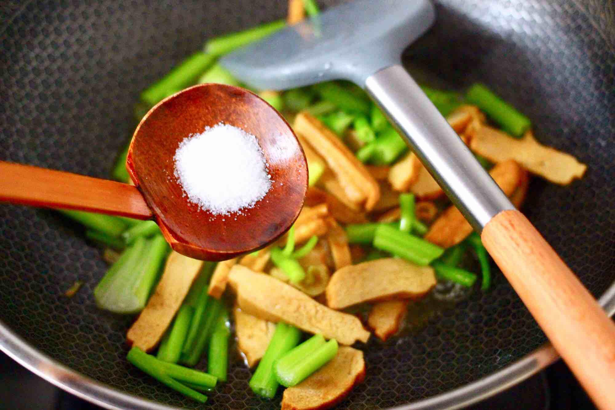 墨魚(yú)香干芹菜小炒的做法-咸鮮味炒菜譜-易網(wǎng)健康養(yǎng)生網(wǎng) 墨魚(yú)香干芹菜小炒的做法-咸鮮味炒菜譜