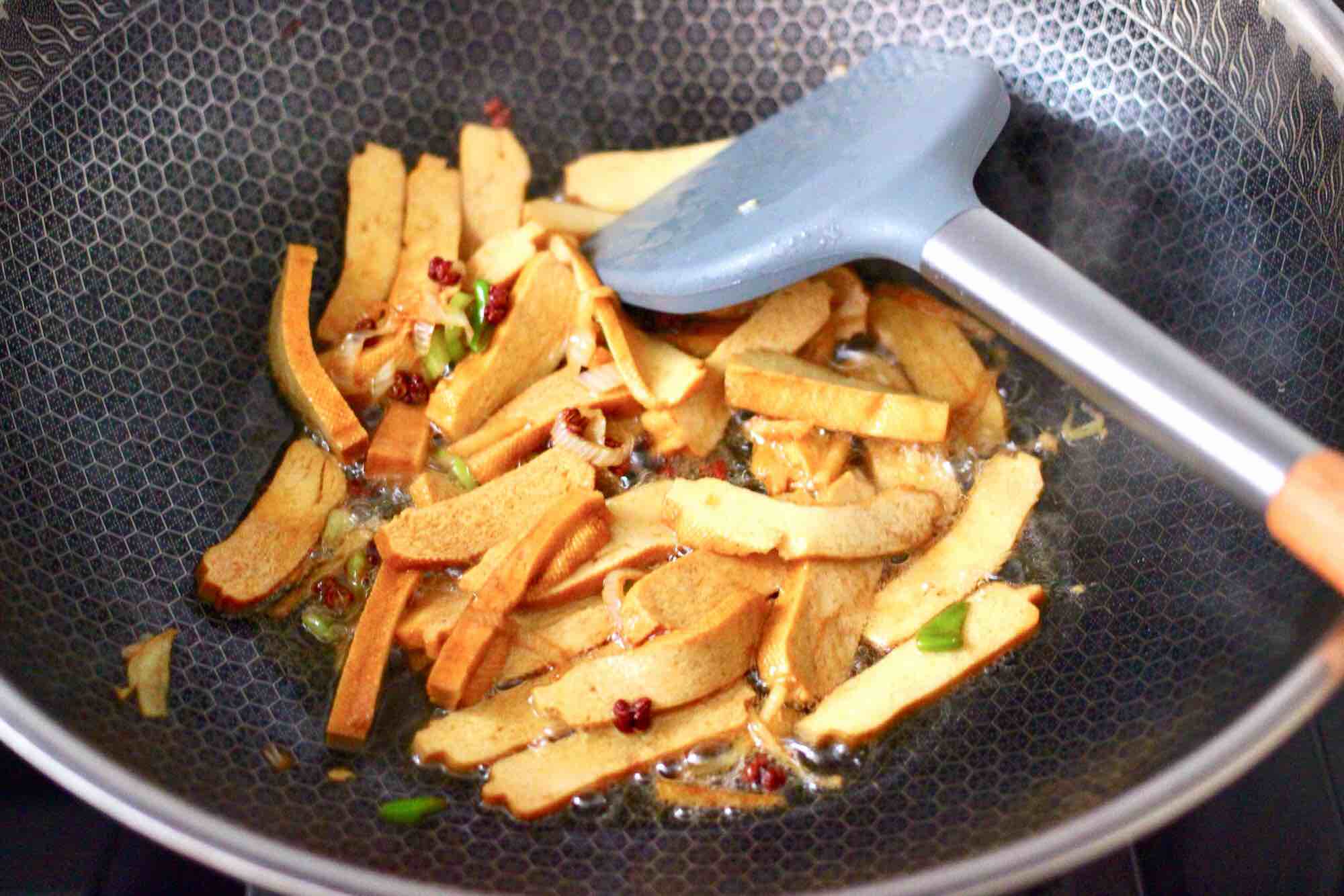 墨魚(yú)香干芹菜小炒的做法-咸鮮味炒菜譜-易網(wǎng)健康養(yǎng)生網(wǎng) 墨魚(yú)香干芹菜小炒的做法-咸鮮味炒菜譜