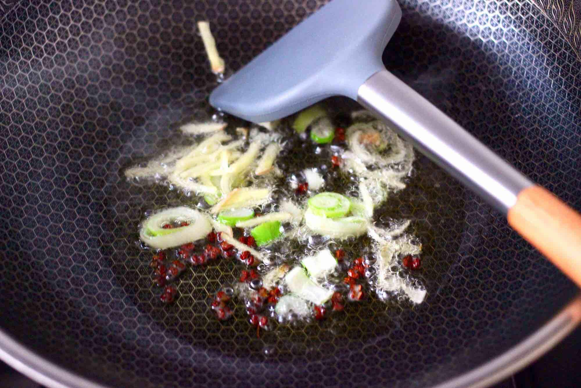 墨魚(yú)香干芹菜小炒的做法-咸鮮味炒菜譜-易網(wǎng)健康養(yǎng)生網(wǎng) 墨魚(yú)香干芹菜小炒的做法-咸鮮味炒菜譜