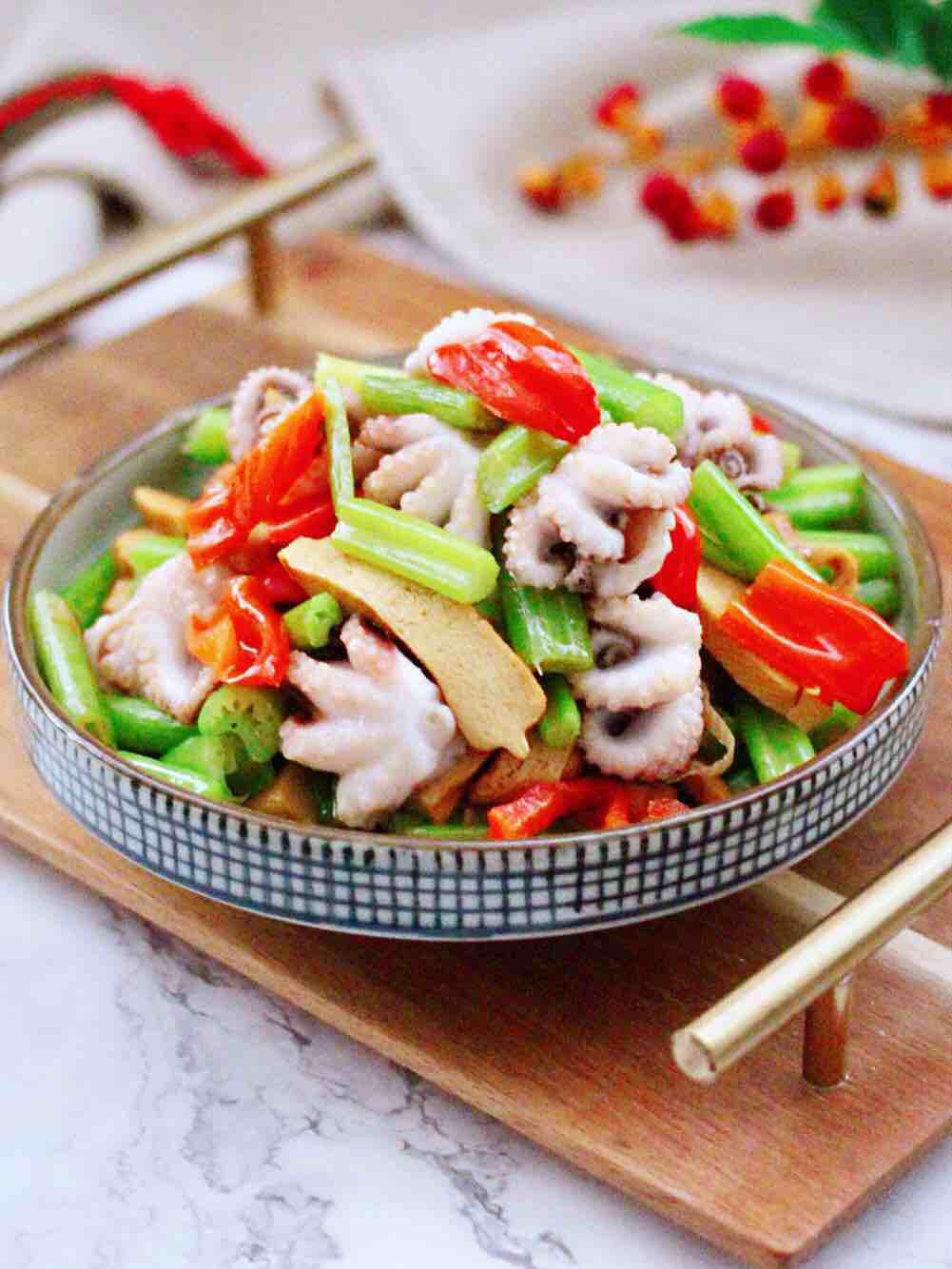 墨魚(yú)香干芹菜小炒的做法-咸鮮味炒菜譜