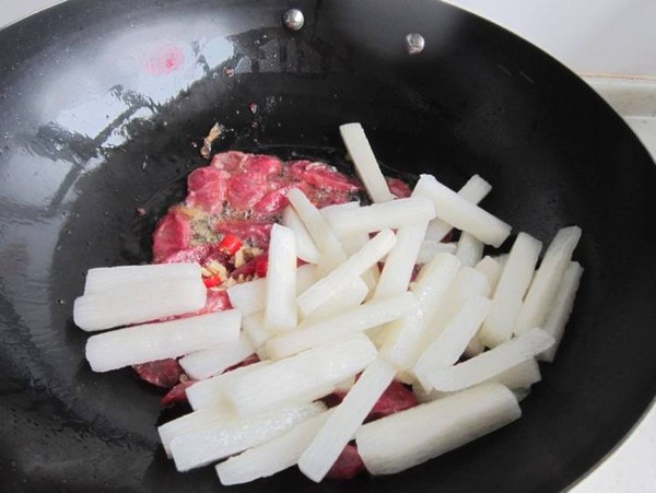 山藥炒香腸的做法-家常味炒菜譜-易網(wǎng)健康養(yǎng)生網(wǎng) 山藥炒香腸的做法-家常味炒菜譜