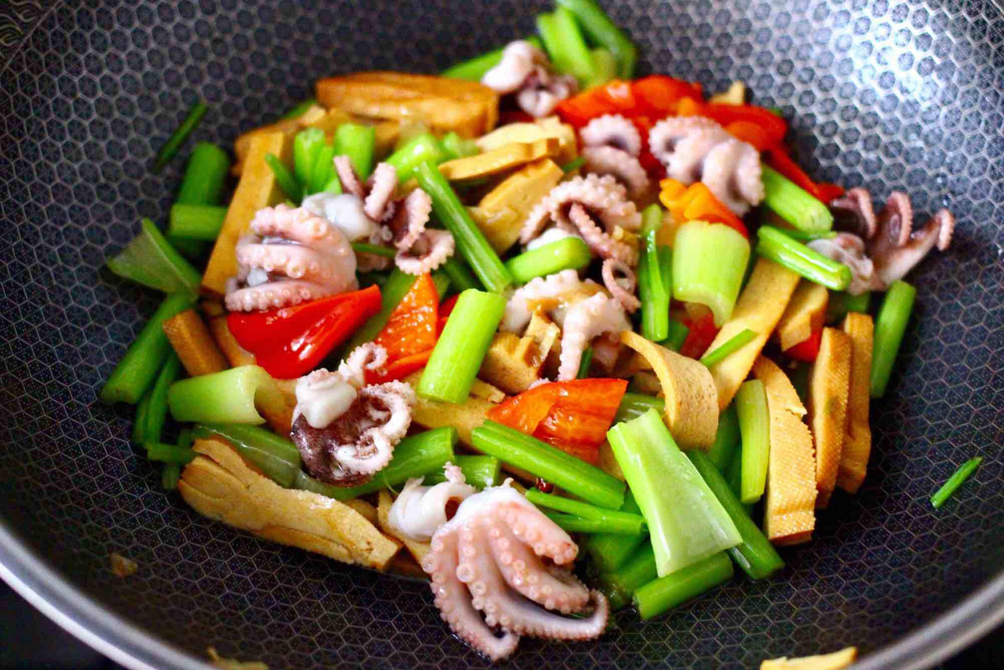 墨魚(yú)香干芹菜小炒的做法-咸鮮味炒菜譜-易網(wǎng)健康養(yǎng)生網(wǎng) 墨魚(yú)香干芹菜小炒的做法-咸鮮味炒菜譜