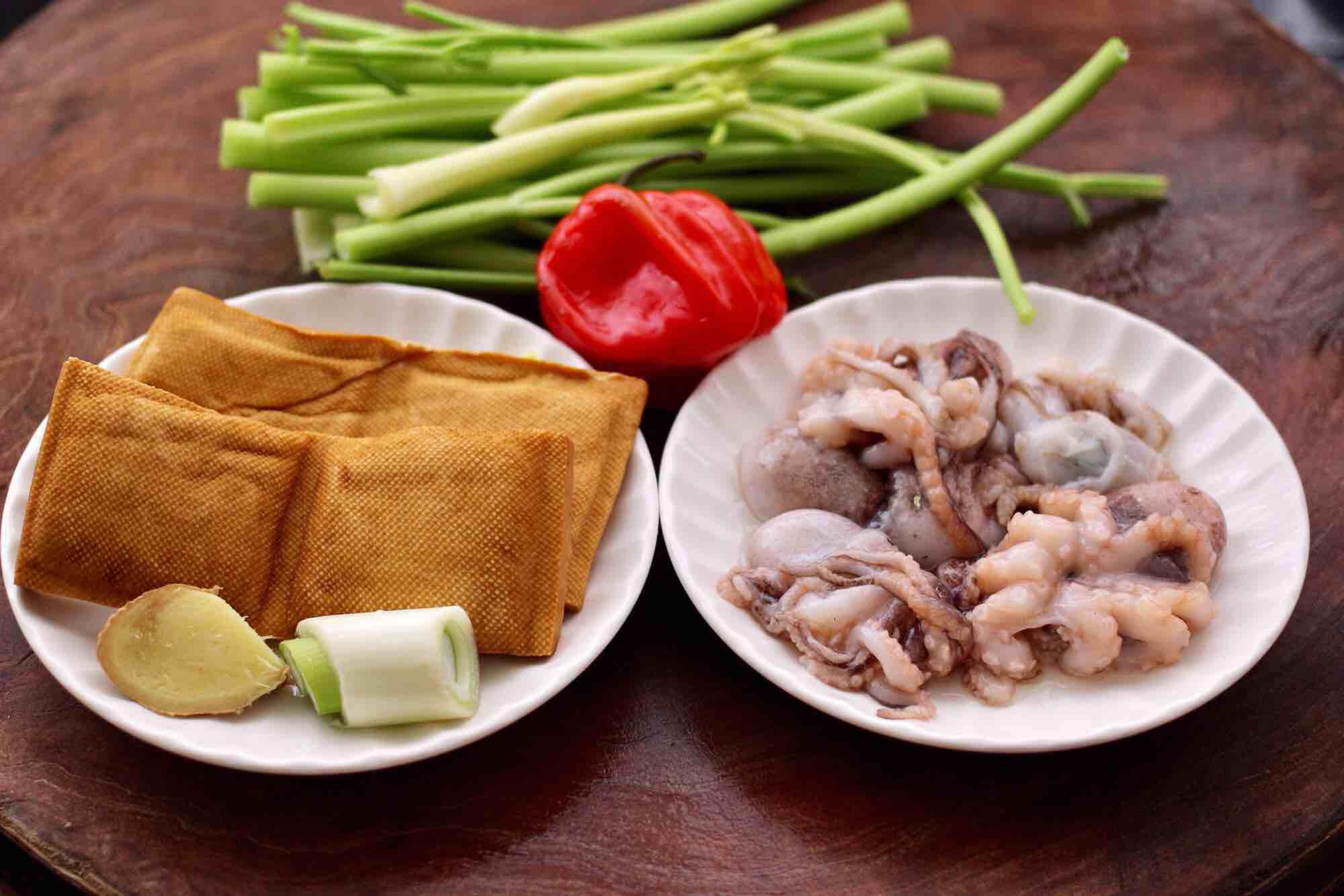 墨魚(yú)香干芹菜小炒的做法-咸鮮味炒菜譜-易網(wǎng)<a href=http://www.xllyou.com/ target=_blank class=infotextkey>健康養(yǎng)生</a>網(wǎng) 墨魚(yú)香干芹菜小炒的做法-咸鮮味炒菜譜