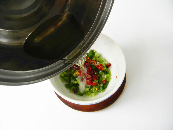 涼拌藕片的做法-咸鮮味拌菜譜-易網(wǎng)健康養(yǎng)生網(wǎng) 涼拌藕片的做法-咸鮮味拌菜譜