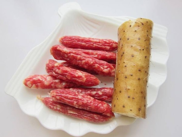 山藥炒香腸的做法-家常味炒菜譜-易網(wǎng)<a href=http://www.xllyou.com/ target=_blank class=infotextkey>健康養(yǎng)生</a>網(wǎng) 山藥炒香腸的做法-家常味炒菜譜
