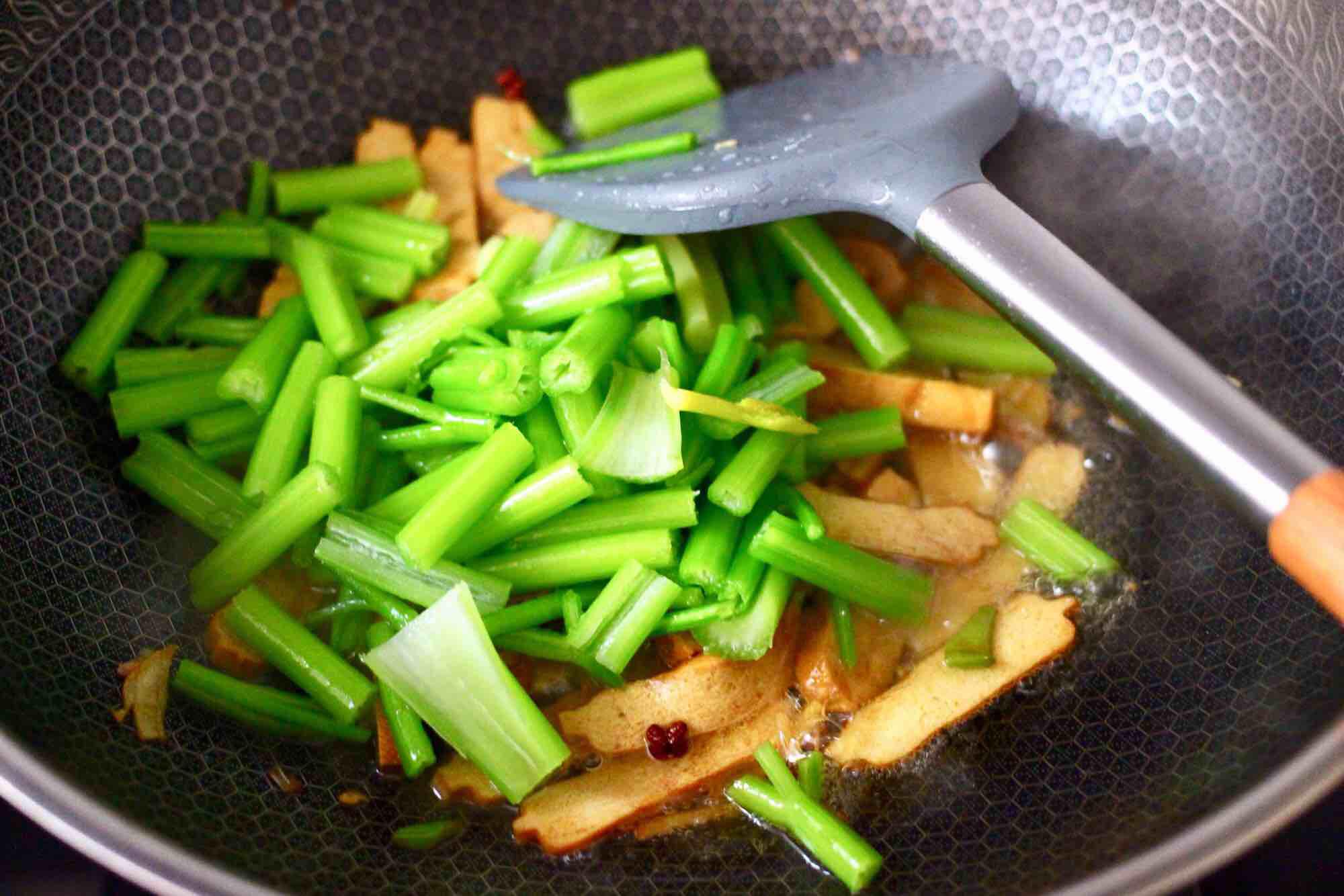 墨魚(yú)香干芹菜小炒的做法-咸鮮味炒菜譜-易網(wǎng)健康養(yǎng)生網(wǎng) 墨魚(yú)香干芹菜小炒的做法-咸鮮味炒菜譜