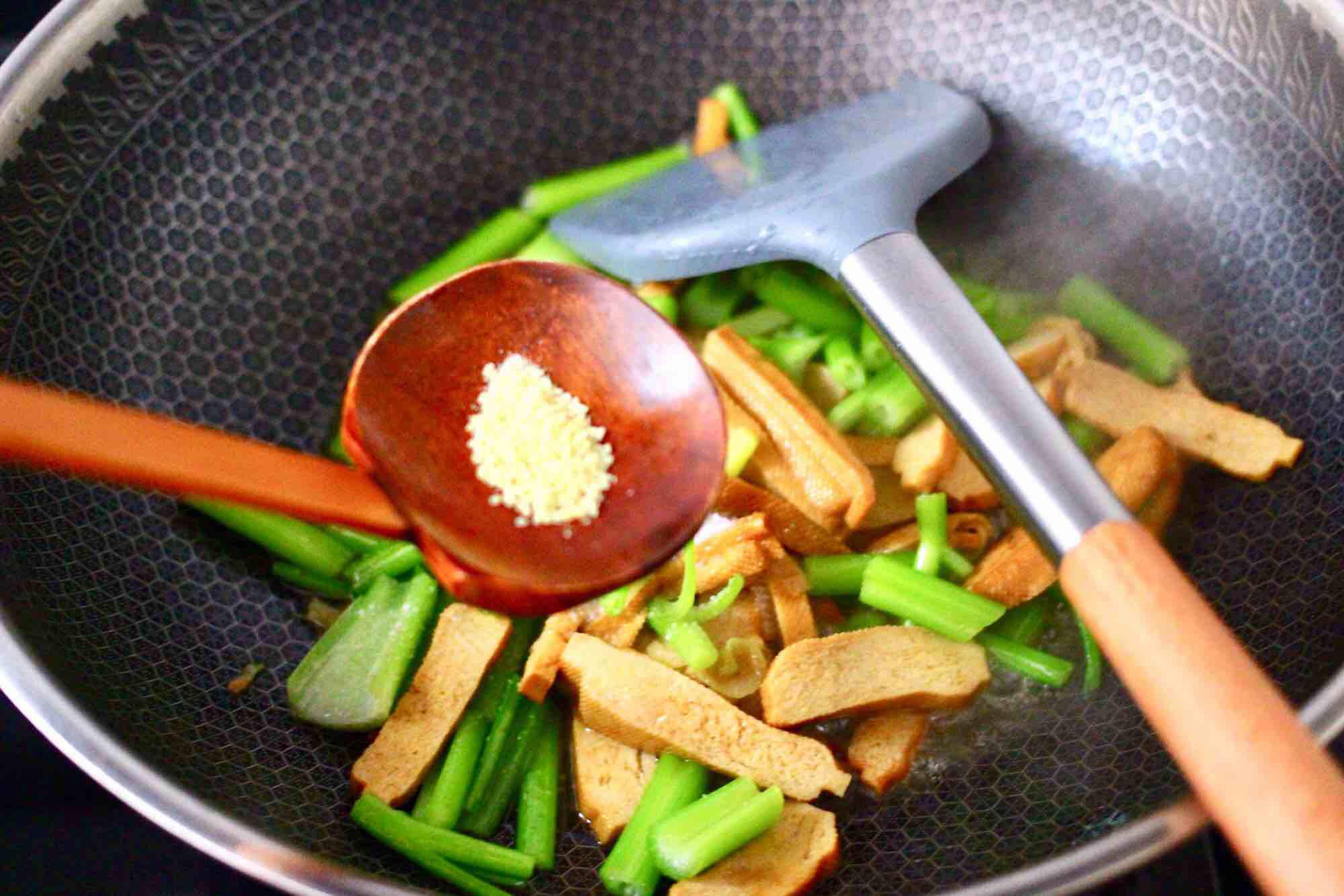 墨魚(yú)香干芹菜小炒的做法-咸鮮味炒菜譜-易網(wǎng)健康養(yǎng)生網(wǎng) 墨魚(yú)香干芹菜小炒的做法-咸鮮味炒菜譜