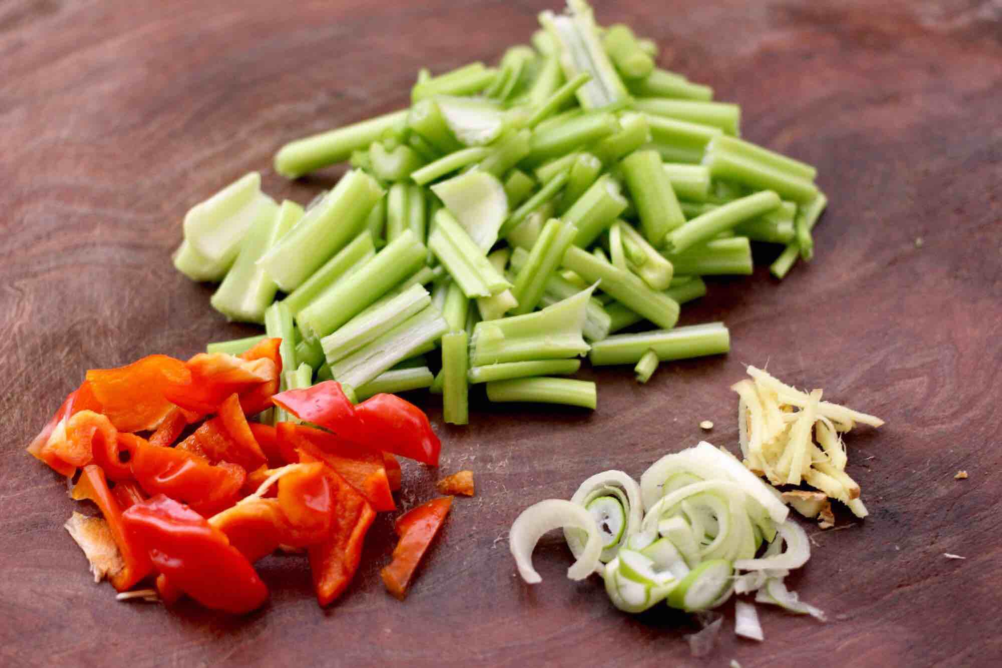 墨魚(yú)香干芹菜小炒的做法-咸鮮味炒菜譜-易網(wǎng)健康養(yǎng)生網(wǎng) 墨魚(yú)香干芹菜小炒的做法-咸鮮味炒菜譜