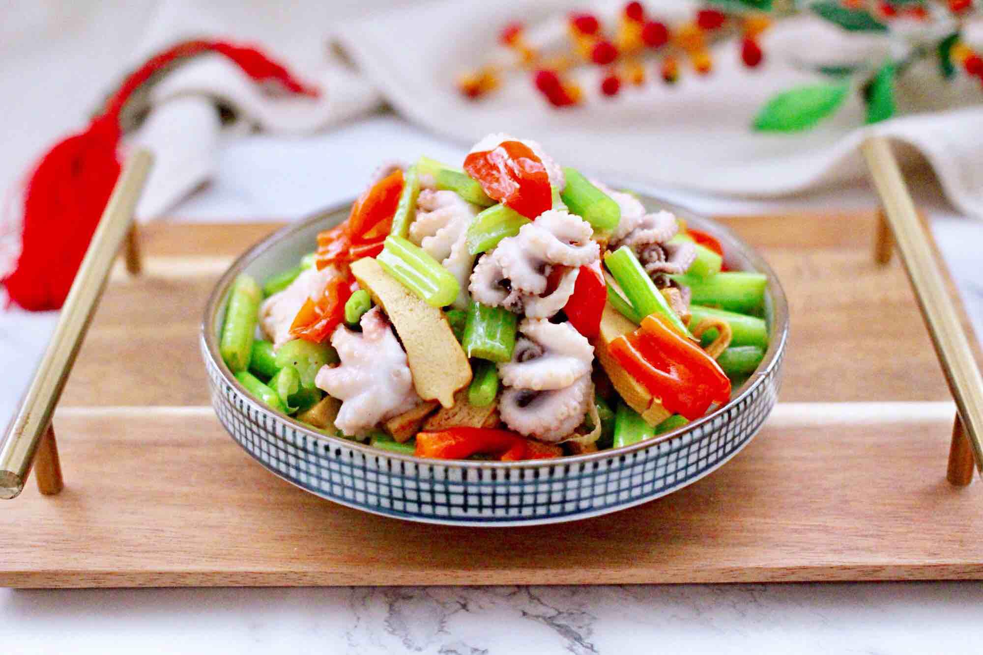 墨魚(yú)香干芹菜小炒的做法-咸鮮味炒菜譜-易網(wǎng)健康養(yǎng)生網(wǎng) 墨魚(yú)香干芹菜小炒的做法-咸鮮味炒菜譜