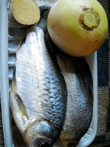 蘿卜燉鯽魚的做法-咸鮮味燉菜譜-易網(wǎng)<a href=http://www.xllyou.com/ target=_blank class=infotextkey>健康養(yǎng)生</a>網(wǎng) 蘿卜燉鯽魚的做法-咸鮮味燉菜譜