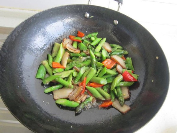 蘆筍炒肉的做法-家常味炒菜譜-易網健康養生網 蘆筍炒肉的做法-家常味炒菜譜