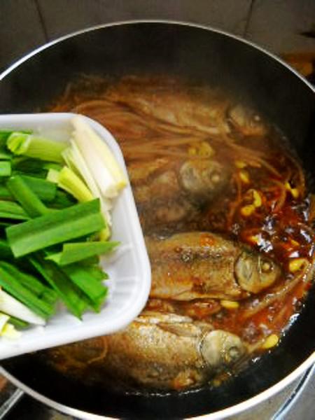豆芽燒鯽魚(yú)的做法-咸鮮味燒菜譜