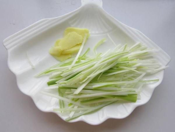 蔥油黃花魚的做法-家常味蒸菜譜-易網健康養生網 蔥油黃花魚的做法-家常味蒸菜譜