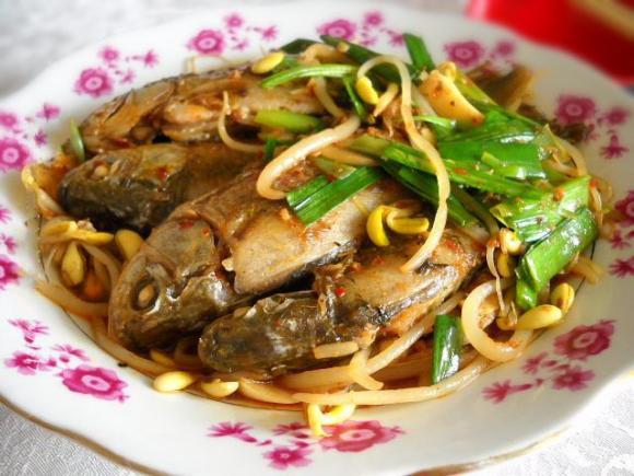 豆芽燒鯽魚(yú)的做法-咸鮮味燒菜譜