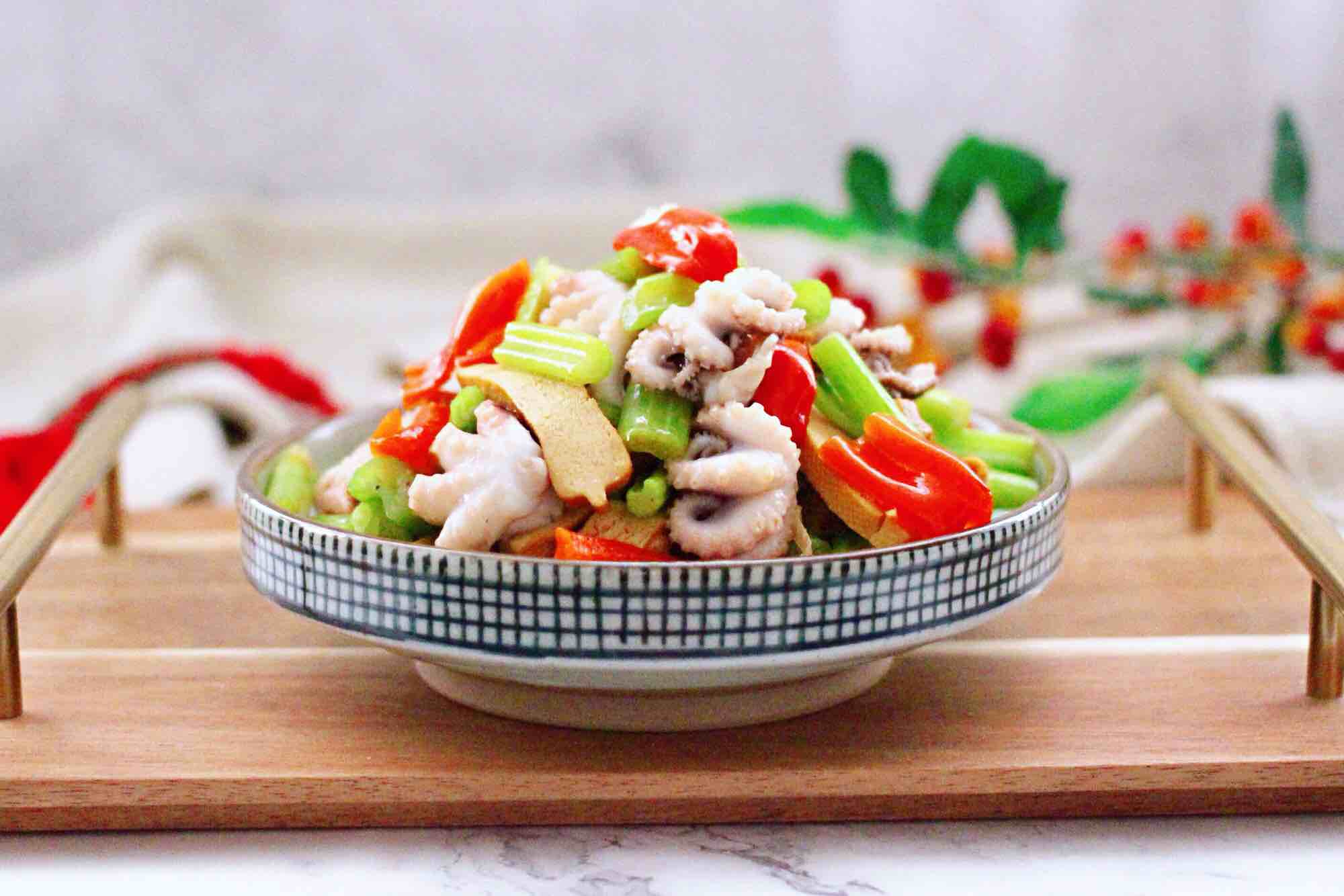 墨魚(yú)香干芹菜小炒的做法-咸鮮味炒菜譜-易網(wǎng)健康養(yǎng)生網(wǎng) 墨魚(yú)香干芹菜小炒的做法-咸鮮味炒菜譜