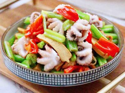 墨魚香干芹菜小炒的做法-咸鮮味炒菜譜