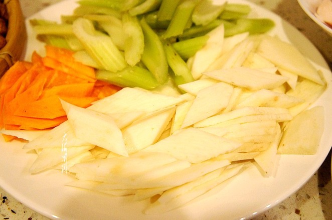 芹菜炒杏鮑菇的做法-家常味炒菜譜-易網(wǎng)<a href=http://www.xllyou.com/ target=_blank class=infotextkey>健康養(yǎng)生</a>網(wǎng) 芹菜炒杏鮑菇的做法-家常味炒菜譜