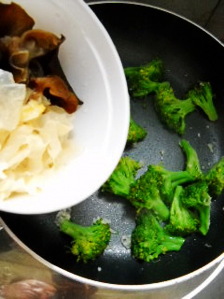 蘭花雙耳炒蛋的做法-家常味炒菜譜