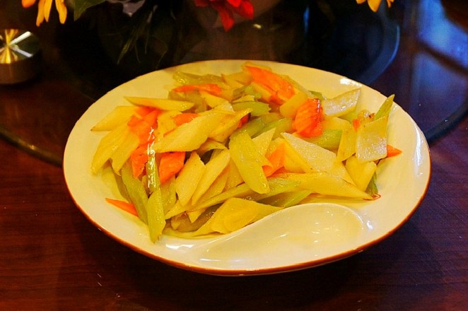 芹菜炒杏鮑菇的做法-家常味炒菜譜-易網(wǎng)健康養(yǎng)生網(wǎng) 芹菜炒杏鮑菇的做法-家常味炒菜譜