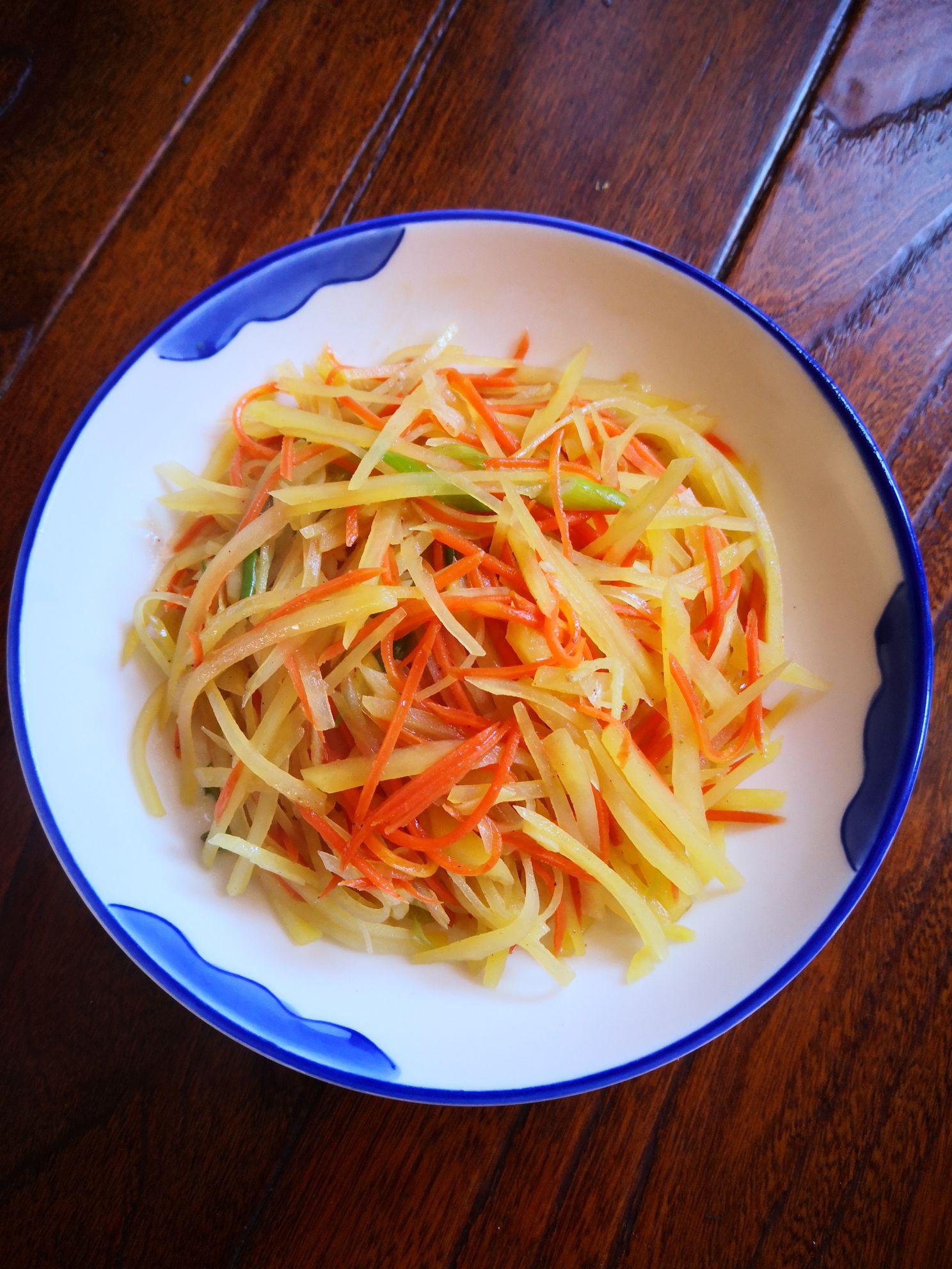 土豆絲炒胡蘿卜絲的做法-家常味炒菜譜-易網(wǎng)健康養(yǎng)生網(wǎng) 土豆絲炒胡蘿卜絲的做法-家常味炒菜譜