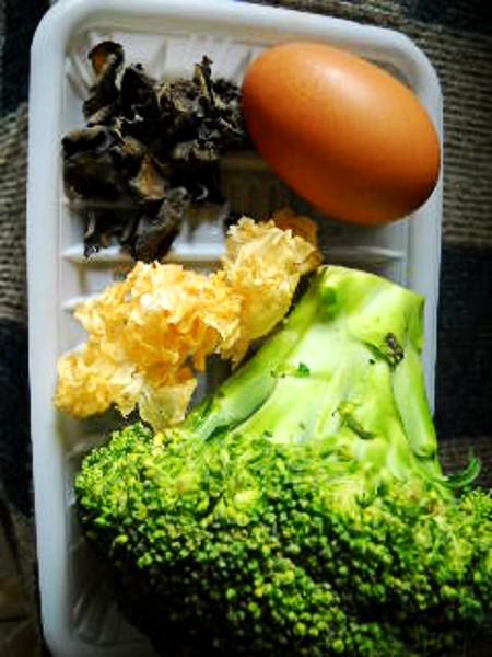 蘭花雙耳炒蛋的做法-家常味炒菜譜