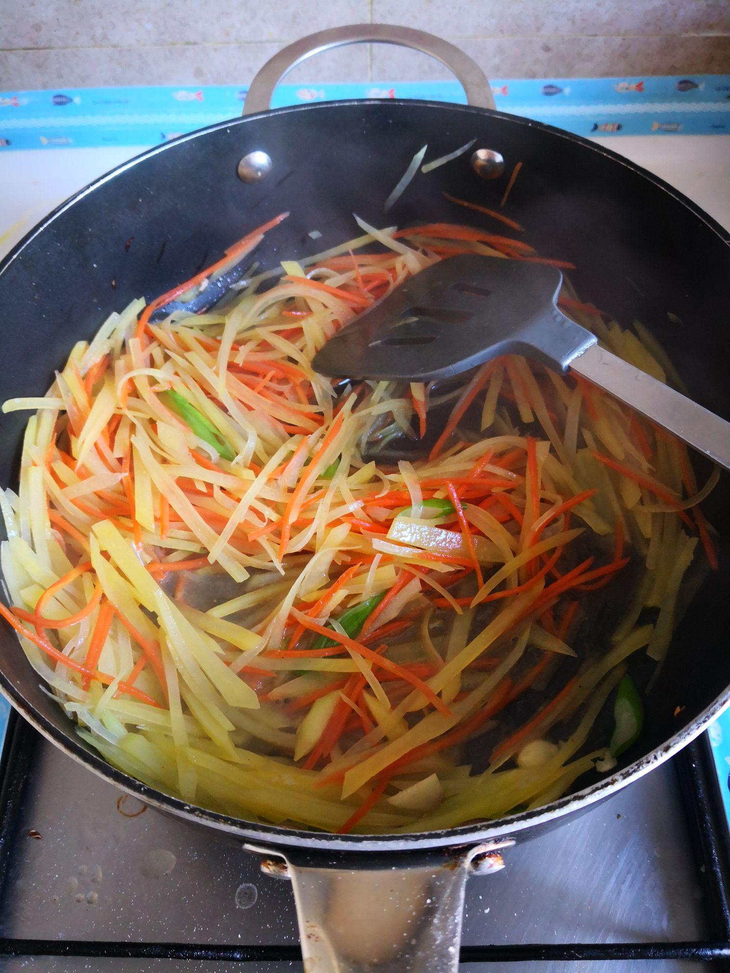 土豆絲炒胡蘿卜絲的做法-家常味炒菜譜-易網(wǎng)健康養(yǎng)生網(wǎng) 土豆絲炒胡蘿卜絲的做法-家常味炒菜譜