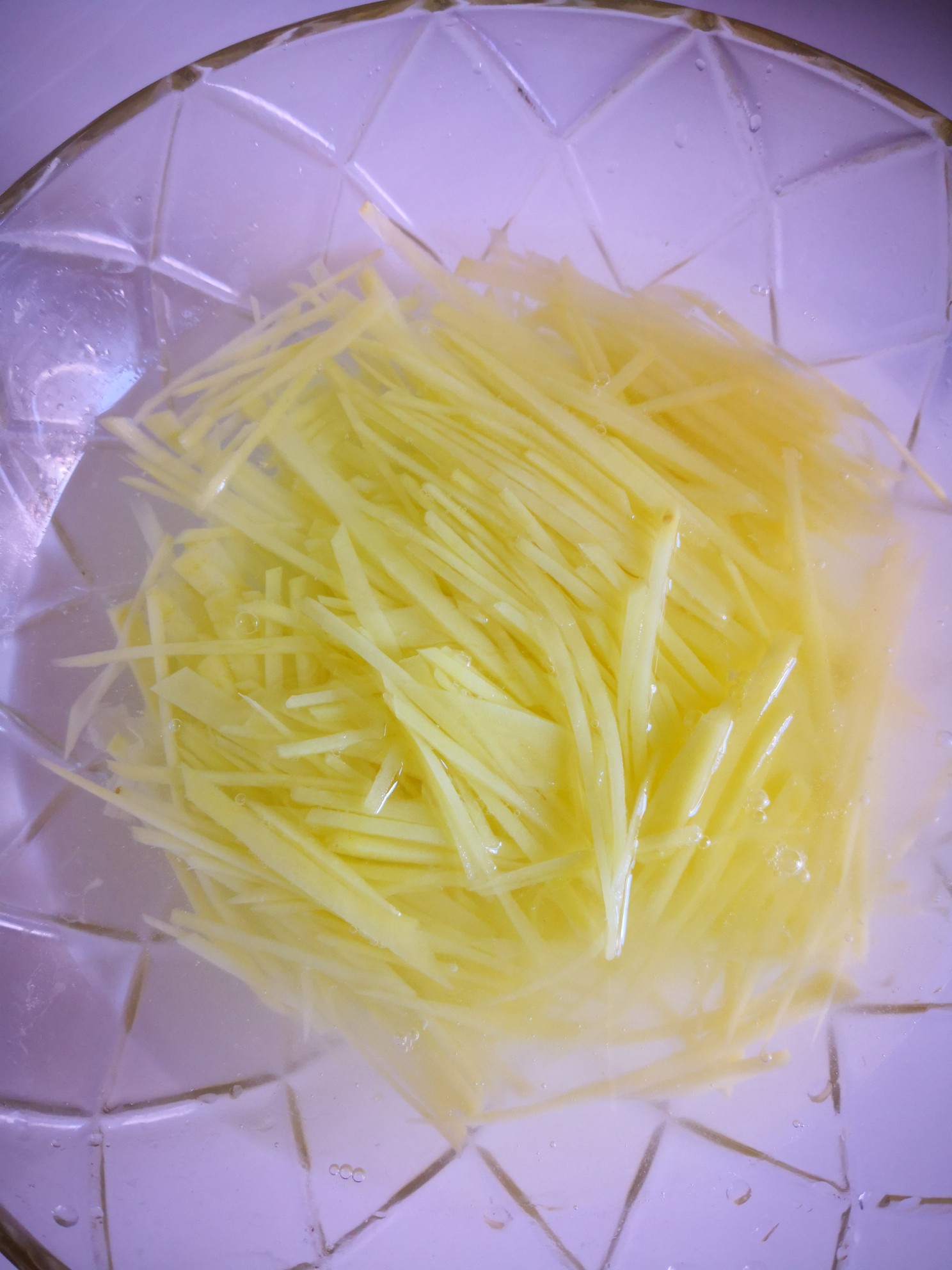 土豆絲炒胡蘿卜絲的做法-家常味炒菜譜-易網(wǎng)<a href=http://www.xllyou.com/ target=_blank class=infotextkey>健康養(yǎng)生</a>網(wǎng) 土豆絲炒胡蘿卜絲的做法-家常味炒菜譜