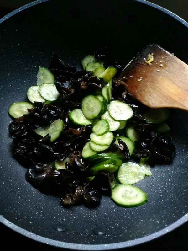 黃瓜木耳炒雞蛋的做法-家常味炒菜譜-易網健康養生網 黃瓜木耳炒雞蛋的做法-家常味炒菜譜