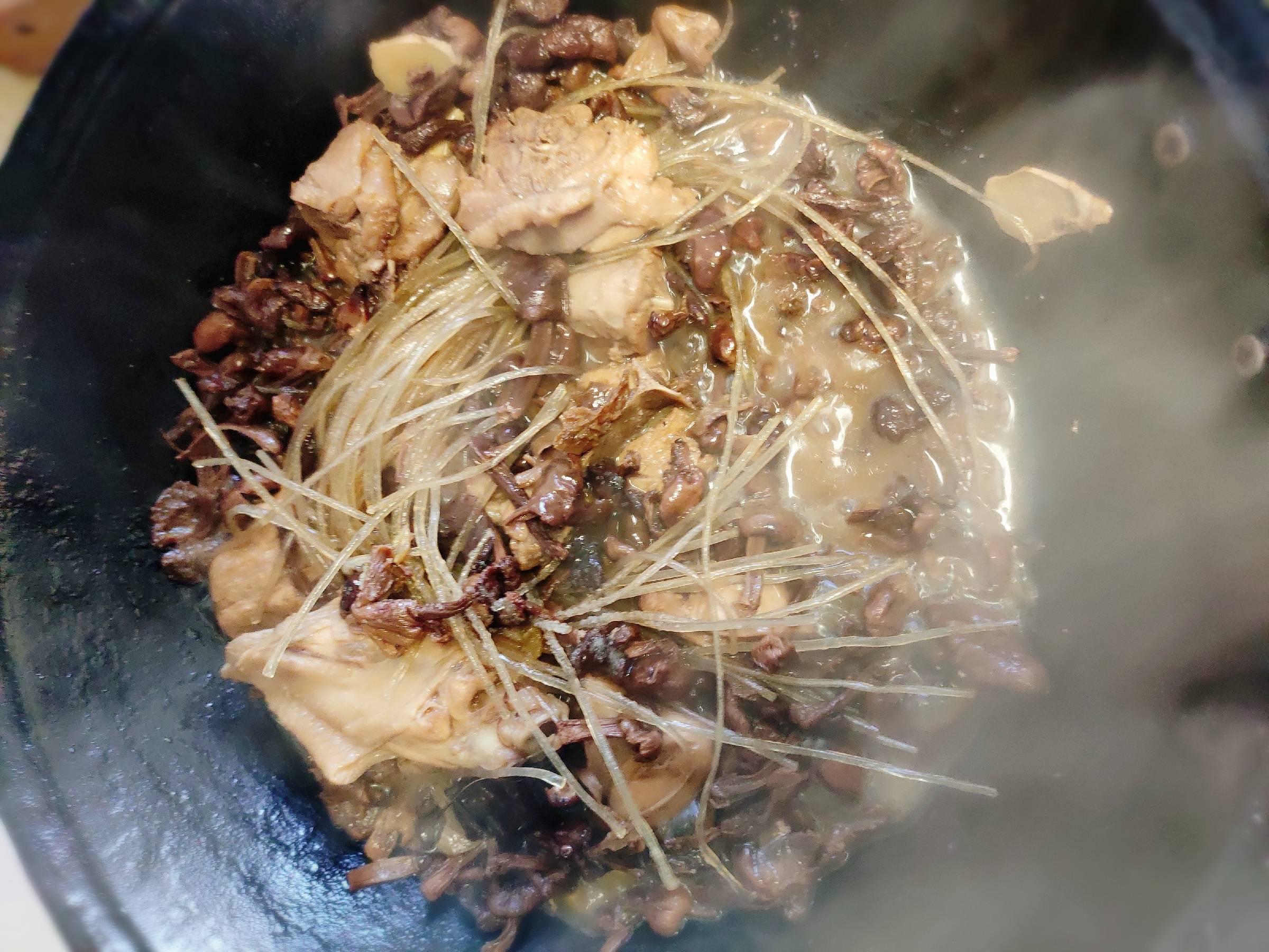 小雞燉蘑菇粉條的做法-咸鮮味炒菜譜