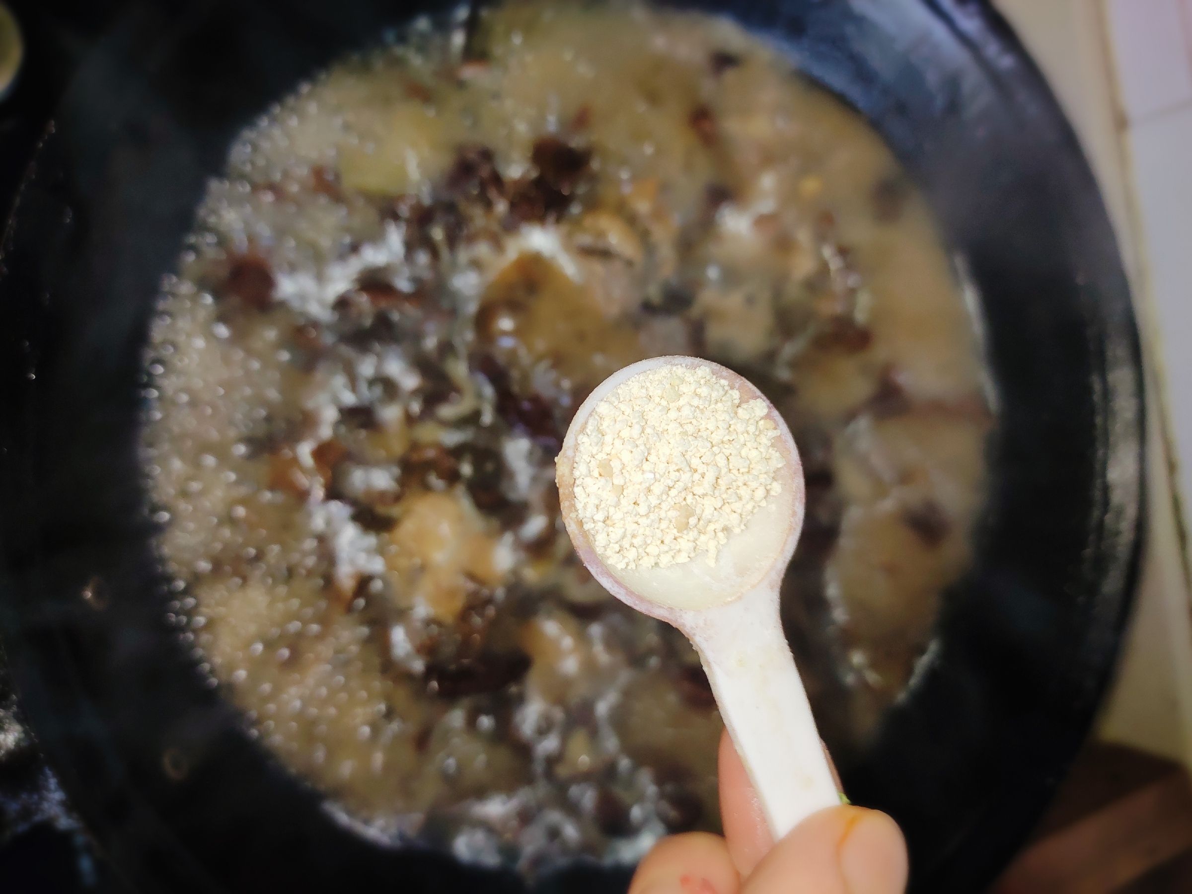 小雞燉蘑菇粉條的做法-咸鮮味炒菜譜