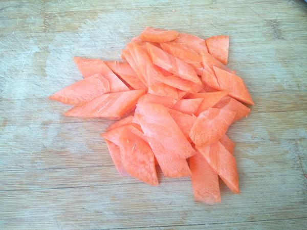 胡蘿卜炒油麥菜的做法-家常味炒菜譜-易網<a href=http://www.xllyou.com/ target=_blank class=infotextkey>健康養生</a>網 胡蘿卜炒油麥菜的做法-家常味炒菜譜