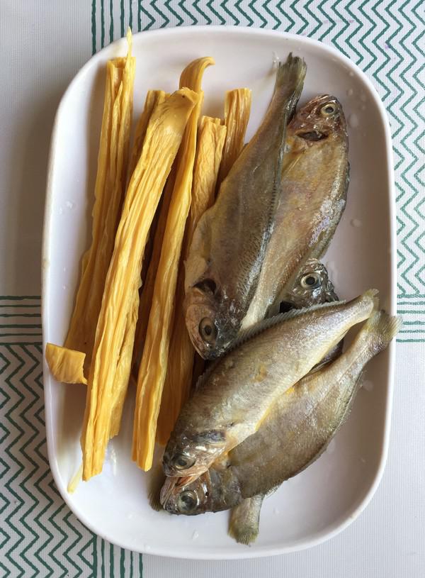 腐竹蒸小黃魚的做法-香辣味蒸菜譜-易網<a href=http://www.xllyou.com/ target=_blank class=infotextkey>健康養生</a>網 腐竹蒸小黃魚的做法-香辣味蒸菜譜